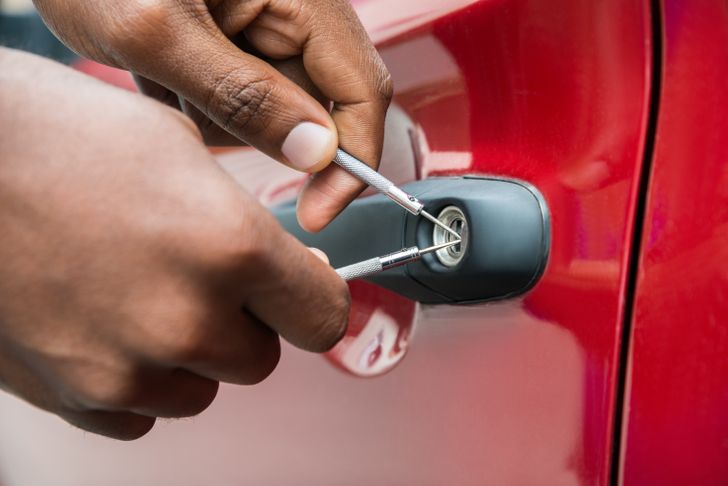 10 métodos que podem ajudá-lo a abrir o carro se você trancou suas chaves dentro